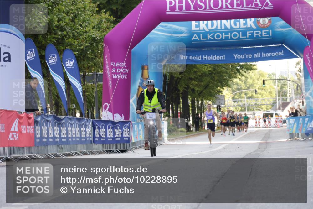 06.09.2026 - CURREX Alsterlauf Yannick Fuchs http://msf.ph/oto/10228895 06.09.2026 11:03:33 Ziel  meine-sportfotos.de