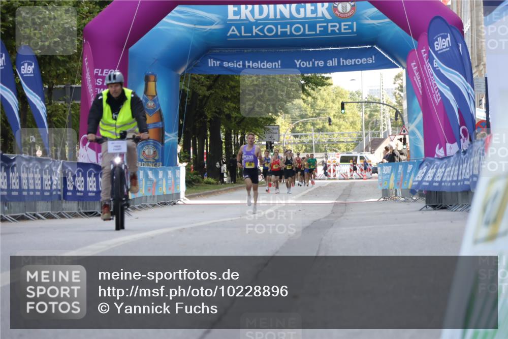 06.09.2026 - CURREX Alsterlauf Yannick Fuchs http://msf.ph/oto/10228896 06.09.2026 11:03:35 Ziel  meine-sportfotos.de