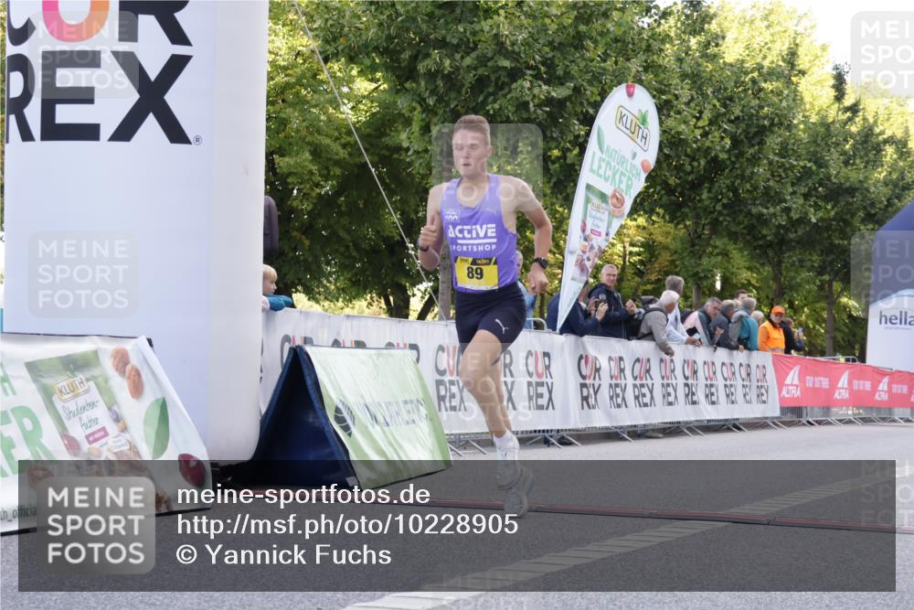 06.09.2026 - CURREX Alsterlauf Yannick Fuchs http://msf.ph/oto/10228905 06.09.2026 11:03:46 Ziel 89 meine-sportfotos.de