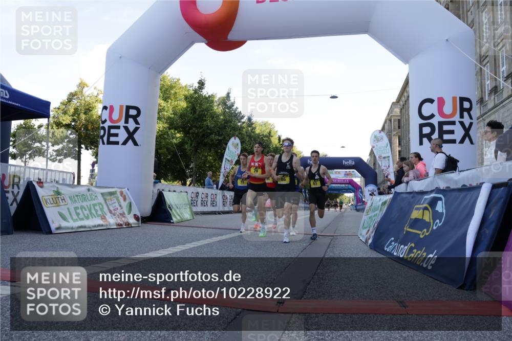 06.09.2026 - CURREX Alsterlauf Yannick Fuchs http://msf.ph/oto/10228922 06.09.2026 11:03:58 Ziel 63, 64, 71, 75, 78, 86, 87 meine-sportfotos.de