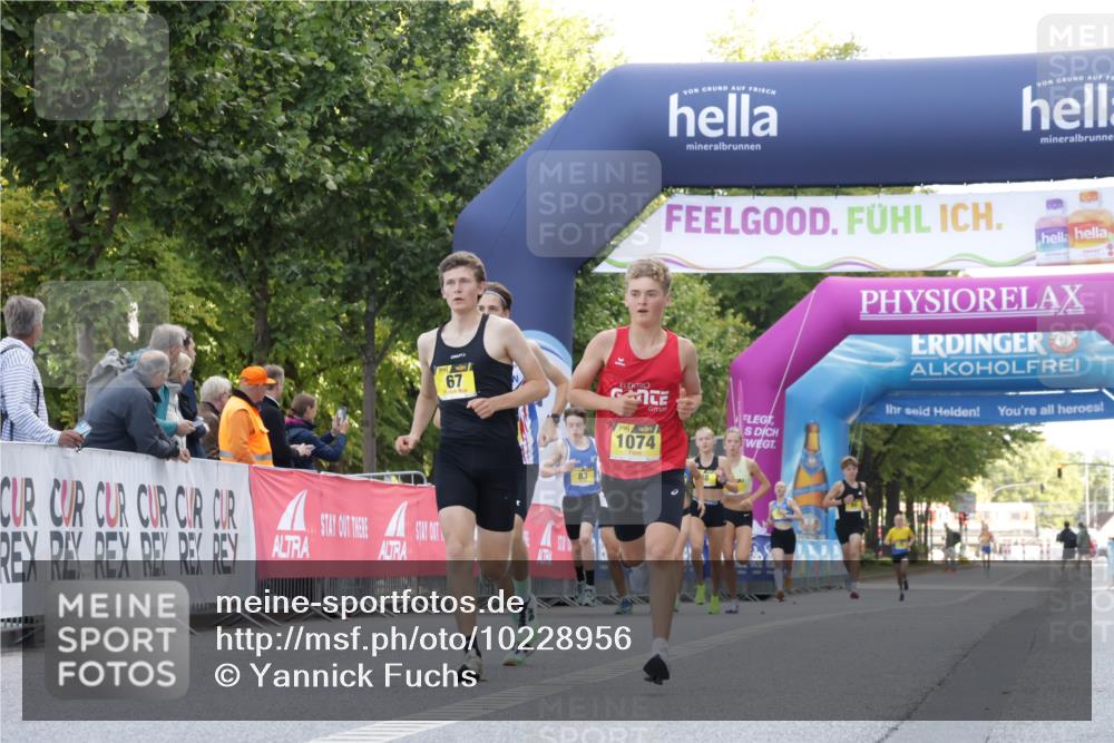 06.09.2026 - CURREX Alsterlauf Yannick Fuchs http://msf.ph/oto/10228956 06.09.2026 11:04:16 Ziel 51, 55, 56, 66, 67, 68, 69, 72, 76, 81, 90, 1074 meine-sportfotos.de