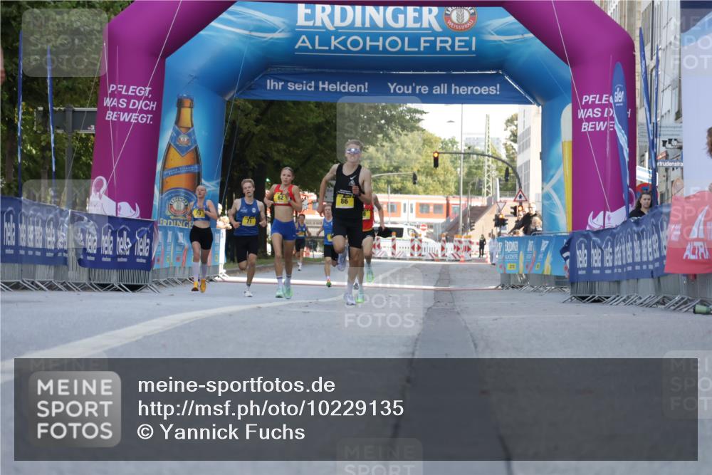 06.09.2026 - CURREX Alsterlauf Yannick Fuchs http://msf.ph/oto/10229135 06.09.2026 11:16:07 Ziel 80 meine-sportfotos.de