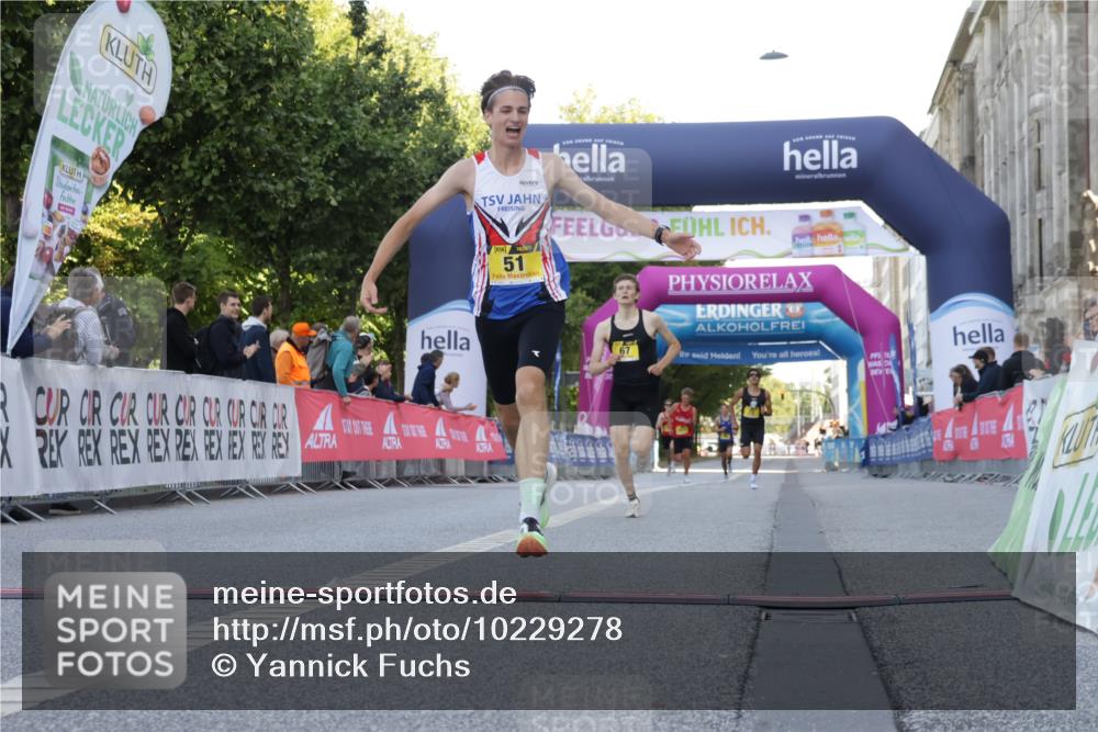 06.09.2026 - CURREX Alsterlauf Yannick Fuchs http://msf.ph/oto/10229278 06.09.2026 11:17:50 Ziel 51, 67, 68, 72 meine-sportfotos.de