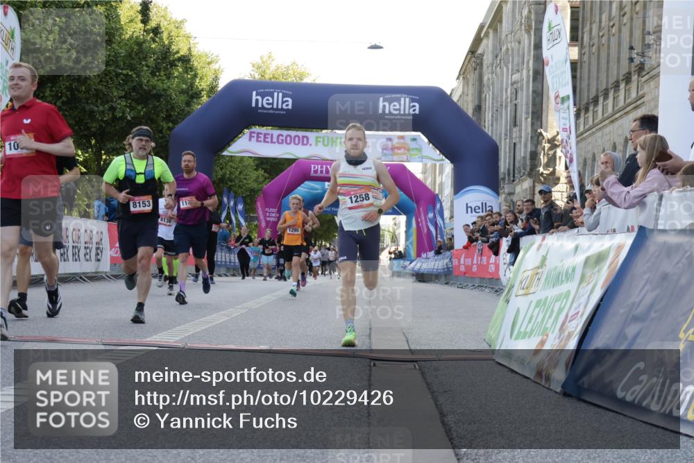 06.09.2026 - CURREX Alsterlauf Yannick Fuchs http://msf.ph/oto/10229426 06.09.2026 11:45:26 Ziel 1030, 1031, 1033, 1129, 1140, 1149, 1216, 1258, 1294, 1295, 1304, 1340, 4802, 8136, 8344 meine-sportfotos.de