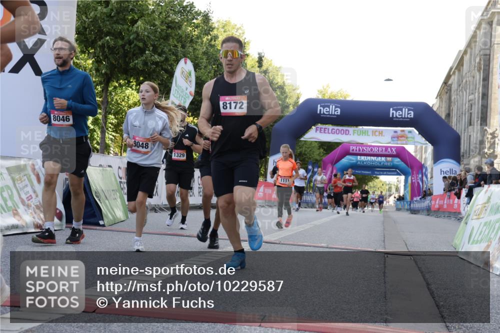 06.09.2026 - CURREX Alsterlauf Yannick Fuchs http://msf.ph/oto/10229587 06.09.2026 11:47:30 Ziel 1081, 1111, 1123, 1130, 1152, 1202, 1226, 1279, 1283, 1329, 8046, 8048, 8172, 8236, 8327 meine-sportfotos.de