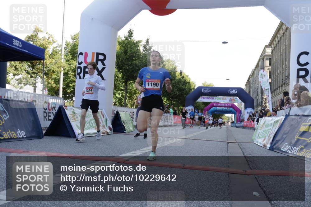 06.09.2026 - CURREX Alsterlauf Yannick Fuchs http://msf.ph/oto/10229642 06.09.2026 11:48:22 Ziel 1040, 1104, 1147, 1190, 1219, 1244, 1291, 1325, 1332, 8269, 8270 meine-sportfotos.de