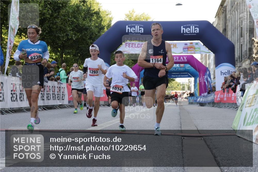 06.09.2026 - CURREX Alsterlauf Yannick Fuchs http://msf.ph/oto/10229654 06.09.2026 11:48:29 Ziel 1034, 1040, 1147, 1164, 1170, 1244, 1293, 1325, 8239, 8240 meine-sportfotos.de