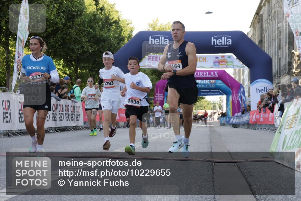 06.09.2026 - CURREX Alsterlauf Yannick Fuchs http://msf.ph/oto/10229655 06.09.2026 11:48:29 Ziel 1034, 1040, 1147, 1164, 1170, 1244, 1293, 1325, 8239, 8240 meine-sportfotos.de