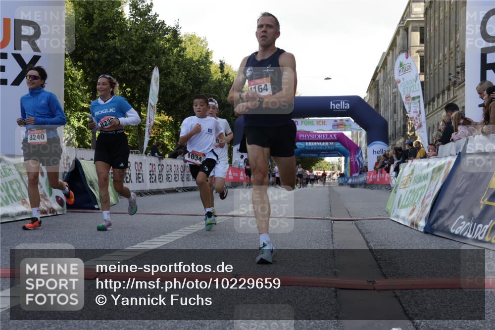 06.09.2026 - CURREX Alsterlauf Yannick Fuchs http://msf.ph/oto/10229659 06.09.2026 11:48:30 Ziel 1034, 1040, 1147, 1164, 1170, 1177, 1293, 8239, 8240 meine-sportfotos.de