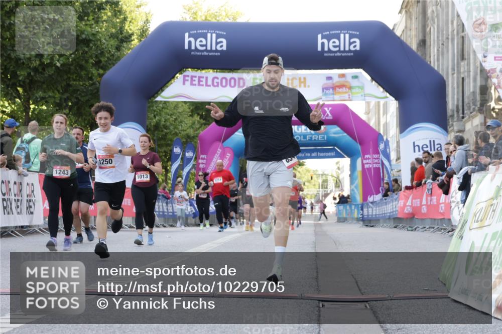 06.09.2026 - CURREX Alsterlauf Yannick Fuchs http://msf.ph/oto/10229705 06.09.2026 11:48:55 Ziel 1013, 1066, 1096, 1233, 1238, 1243, 1250, 1273, 1275, 1276, 1326, 1338, 8347 meine-sportfotos.de