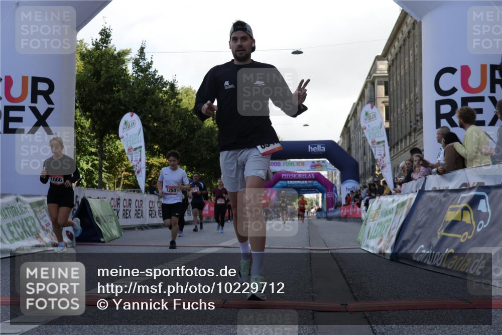 06.09.2026 - CURREX Alsterlauf Yannick Fuchs http://msf.ph/oto/10229712 06.09.2026 11:48:57 Ziel 1013, 1066, 1233, 1238, 1243, 1250, 1273, 1275, 1276, 1326, 1338, 8347 meine-sportfotos.de
