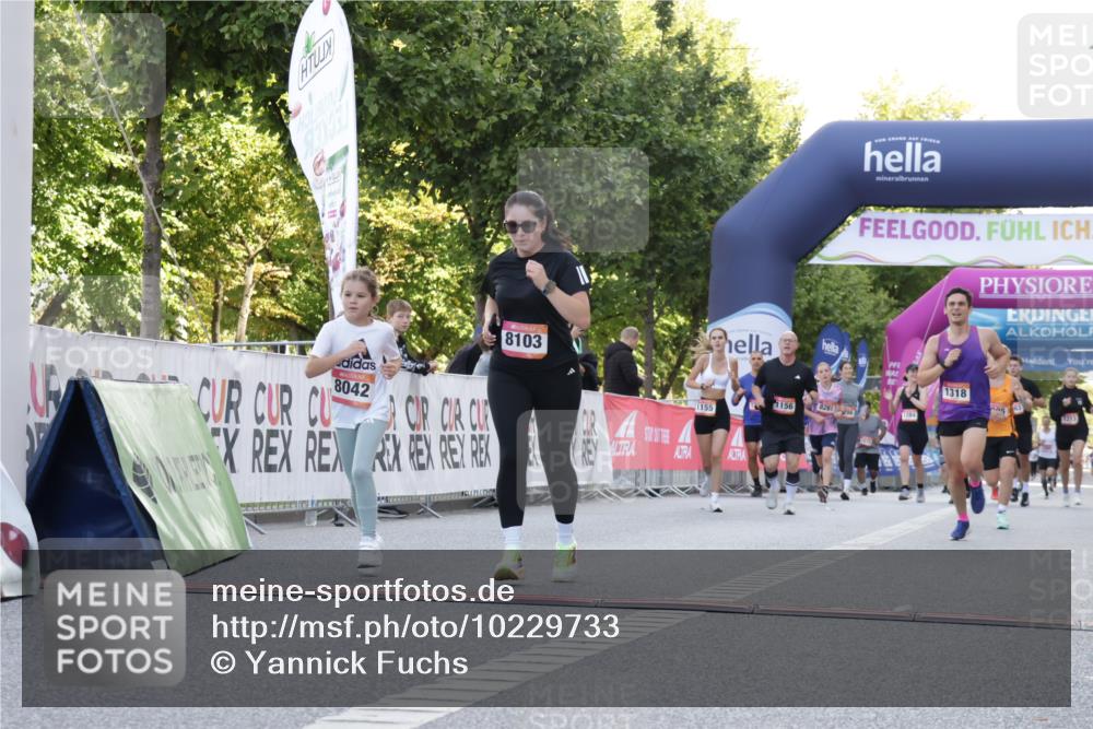 06.09.2026 - CURREX Alsterlauf Yannick Fuchs http://msf.ph/oto/10229733 06.09.2026 11:49:08 Ziel 1057, 1119, 1142, 1214, 1295, 1318, 8042, 8103, 8261 meine-sportfotos.de