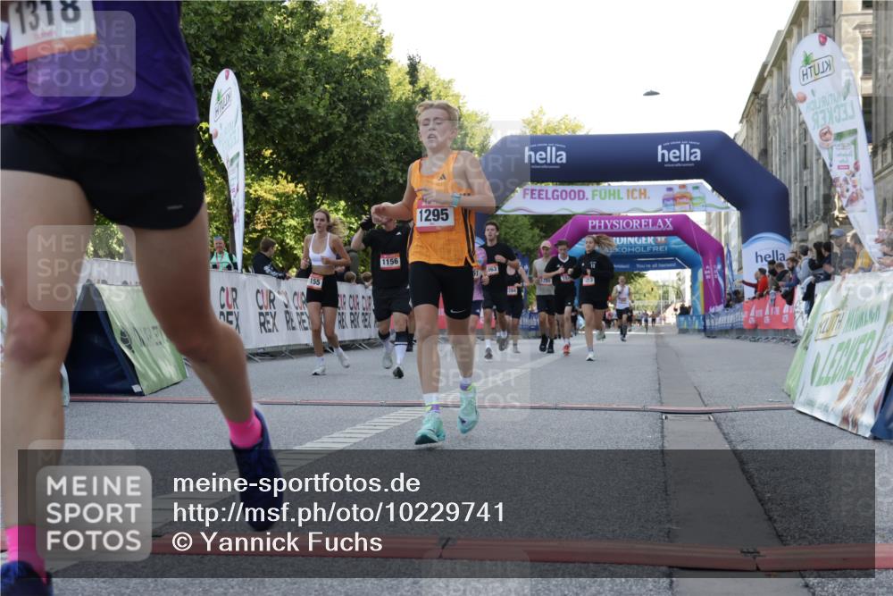 06.09.2026 - CURREX Alsterlauf Yannick Fuchs http://msf.ph/oto/10229741 06.09.2026 11:49:12 Ziel 1063, 1078, 1142, 1155, 1156, 1213, 1214, 1295, 1318, 8042, 8103, 8261 meine-sportfotos.de