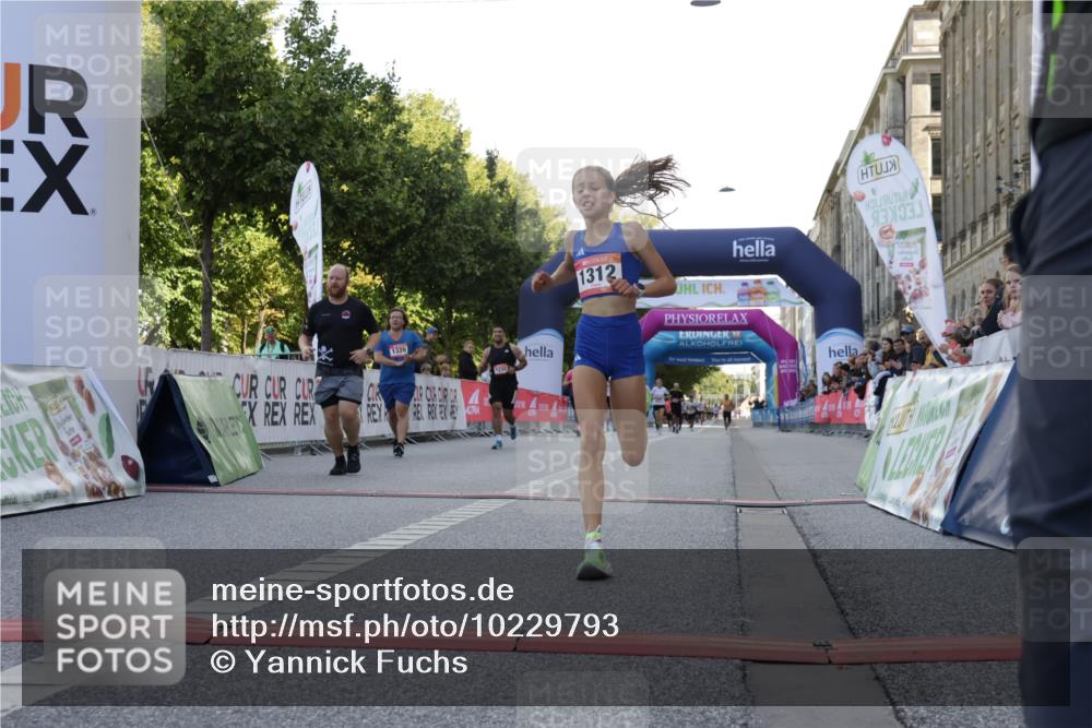 06.09.2026 - CURREX Alsterlauf Yannick Fuchs http://msf.ph/oto/10229793 06.09.2026 11:49:30 Ziel 1060, 1216, 1232, 1267, 1312, 1320, 8267 meine-sportfotos.de
