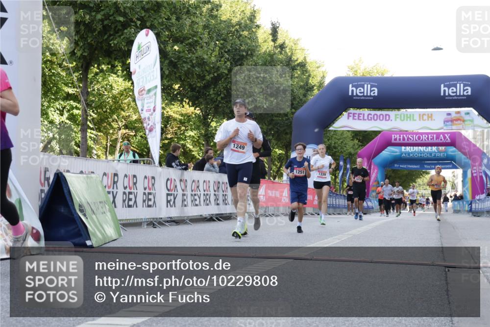 06.09.2026 - CURREX Alsterlauf Yannick Fuchs http://msf.ph/oto/10229808 06.09.2026 11:49:38 Ziel 1232, 1249, 1251, 1320, 1328, 1339, 8185, 8267 meine-sportfotos.de