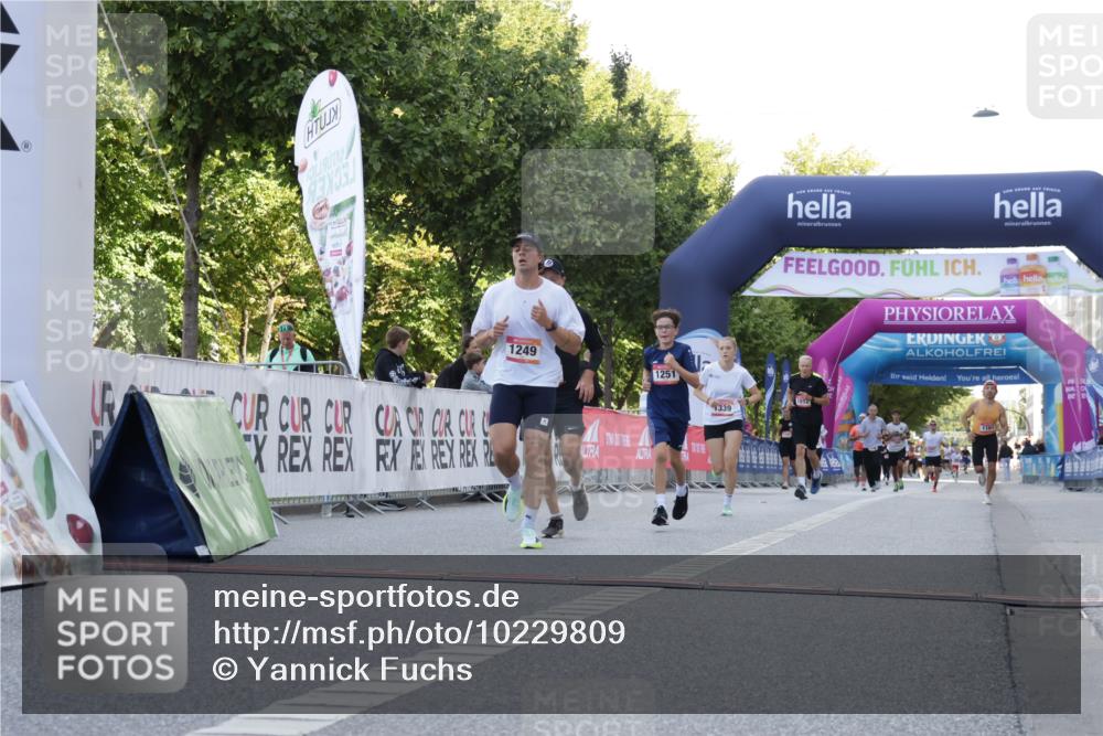 06.09.2026 - CURREX Alsterlauf Yannick Fuchs http://msf.ph/oto/10229809 06.09.2026 11:49:38 Ziel 1232, 1249, 1251, 1320, 1328, 1339, 8185, 8267 meine-sportfotos.de