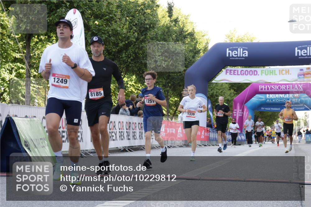 06.09.2026 - CURREX Alsterlauf Yannick Fuchs http://msf.ph/oto/10229812 06.09.2026 11:49:39 Ziel 1012, 1163, 1232, 1249, 1251, 1320, 1328, 1339, 8185 meine-sportfotos.de