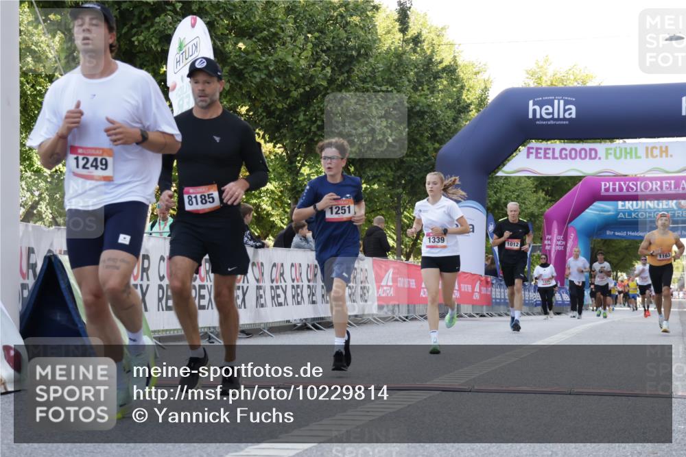 06.09.2026 - CURREX Alsterlauf Yannick Fuchs http://msf.ph/oto/10229814 06.09.2026 11:49:40 Ziel 1012, 1163, 1232, 1249, 1251, 1320, 1328, 1339, 8185 meine-sportfotos.de