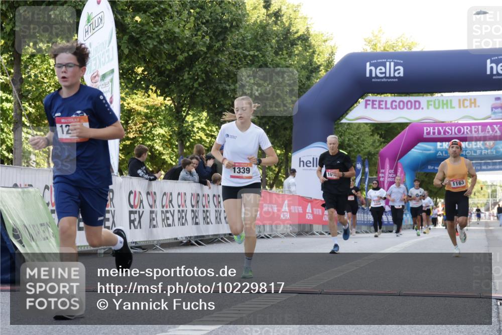 06.09.2026 - CURREX Alsterlauf Yannick Fuchs http://msf.ph/oto/10229817 06.09.2026 11:49:41 Ziel 1012, 1163, 1232, 1249, 1251, 1328, 1339, 8185 meine-sportfotos.de