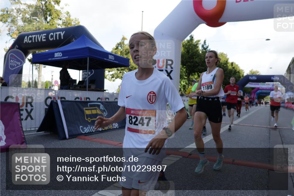 06.09.2026 - CURREX Alsterlauf Yannick Fuchs http://msf.ph/oto/10229897 06.09.2026 11:50:33 Ziel 1030, 1033, 1036, 1055, 1067, 1084, 1159, 1160, 1174, 1189, 1203, 1319, 1344, 8136, 8247 meine-sportfotos.de