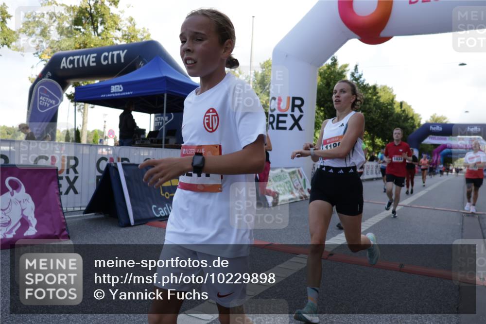 06.09.2026 - CURREX Alsterlauf Yannick Fuchs http://msf.ph/oto/10229898 06.09.2026 11:50:33 Ziel 1030, 1033, 1036, 1055, 1067, 1084, 1159, 1160, 1174, 1189, 1203, 1319, 1344, 8136, 8247 meine-sportfotos.de