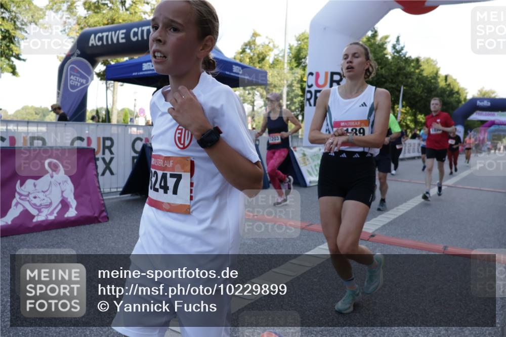 06.09.2026 - CURREX Alsterlauf Yannick Fuchs http://msf.ph/oto/10229899 06.09.2026 11:50:33 Ziel 1030, 1033, 1036, 1055, 1067, 1084, 1159, 1160, 1174, 1189, 1203, 1319, 1344, 8136, 8247 meine-sportfotos.de