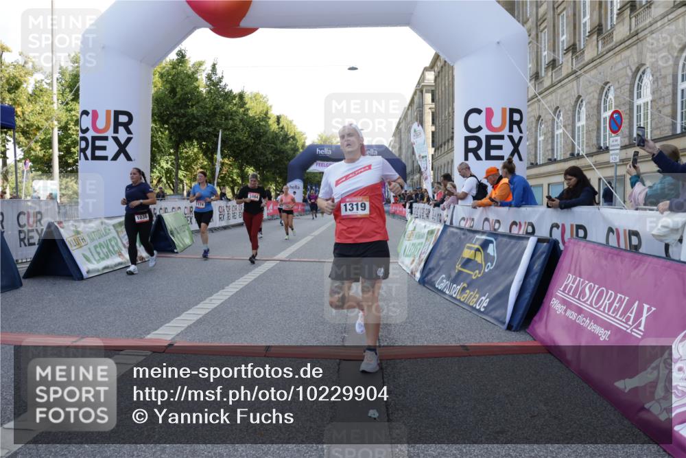 06.09.2026 - CURREX Alsterlauf Yannick Fuchs http://msf.ph/oto/10229904 06.09.2026 11:50:35 Ziel 1030, 1033, 1036, 1055, 1084, 1174, 1189, 1203, 1319, 1344, 8136, 8247 meine-sportfotos.de