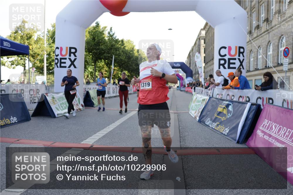 06.09.2026 - CURREX Alsterlauf Yannick Fuchs http://msf.ph/oto/10229906 06.09.2026 11:50:35 Ziel 1030, 1033, 1036, 1055, 1084, 1174, 1189, 1203, 1319, 1344, 8136, 8247 meine-sportfotos.de
