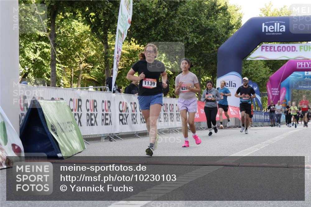 06.09.2026 - CURREX Alsterlauf Yannick Fuchs http://msf.ph/oto/10230103 06.09.2026 11:52:28 Ziel 1009, 1020, 1059, 1075, 1076, 1139, 1186, 1266, 1304, 8202 meine-sportfotos.de