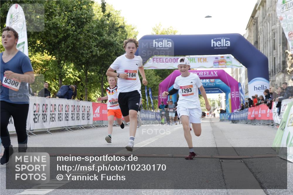 06.09.2026 - CURREX Alsterlauf Yannick Fuchs http://msf.ph/oto/10230170 06.09.2026 11:53:03 Ziel 1001, 1040, 1184, 1283, 1293, 4802, 8155, 8300 meine-sportfotos.de