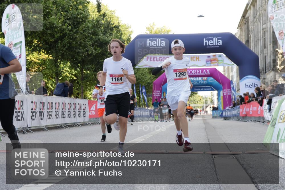 06.09.2026 - CURREX Alsterlauf Yannick Fuchs http://msf.ph/oto/10230171 06.09.2026 11:53:03 Ziel 1001, 1040, 1184, 1283, 1293, 4802, 8155, 8300 meine-sportfotos.de