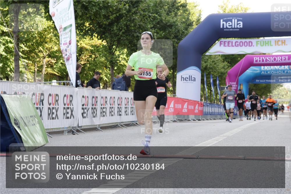 06.09.2026 - CURREX Alsterlauf Yannick Fuchs http://msf.ph/oto/10230184 06.09.2026 11:53:06 Ziel 1001, 1040, 1184, 1202, 1293, 4802, 8155, 8300 meine-sportfotos.de