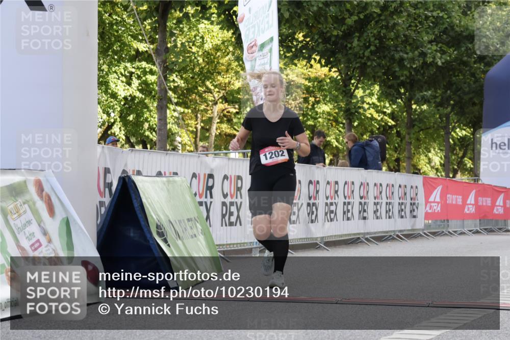 06.09.2026 - CURREX Alsterlauf Yannick Fuchs http://msf.ph/oto/10230194 06.09.2026 11:53:09 Ziel 1040, 1184, 1202, 1293, 4802, 8155, 8300 meine-sportfotos.de