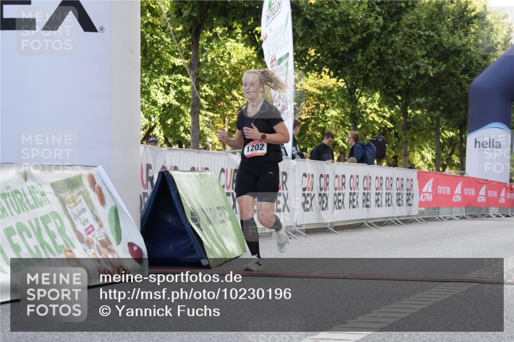 06.09.2026 - CURREX Alsterlauf Yannick Fuchs http://msf.ph/oto/10230196 06.09.2026 11:53:10 Ziel 1040, 1184, 1202, 1293, 4802, 8155 meine-sportfotos.de
