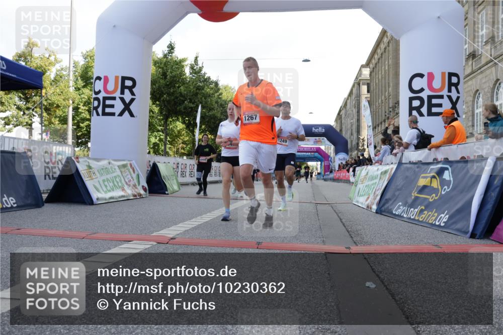 06.09.2026 - CURREX Alsterlauf Yannick Fuchs http://msf.ph/oto/10230362 06.09.2026 11:54:06 Ziel 1018, 1063, 1098, 1150, 1232, 1249, 1267, 1291, 1309, 8139, 8245 meine-sportfotos.de