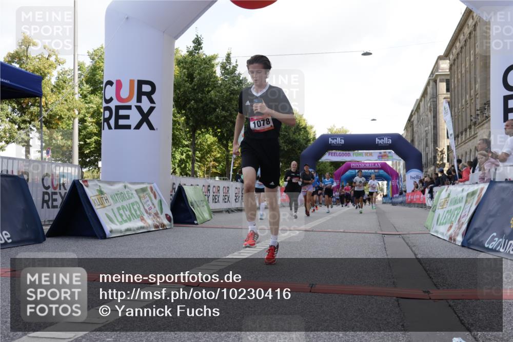 06.09.2026 - CURREX Alsterlauf Yannick Fuchs http://msf.ph/oto/10230416 06.09.2026 11:54:24 Ziel 1078, 1086, 1104, 1151, 1166, 1167, 1322, 1332, 1339, 8239, 8240 meine-sportfotos.de