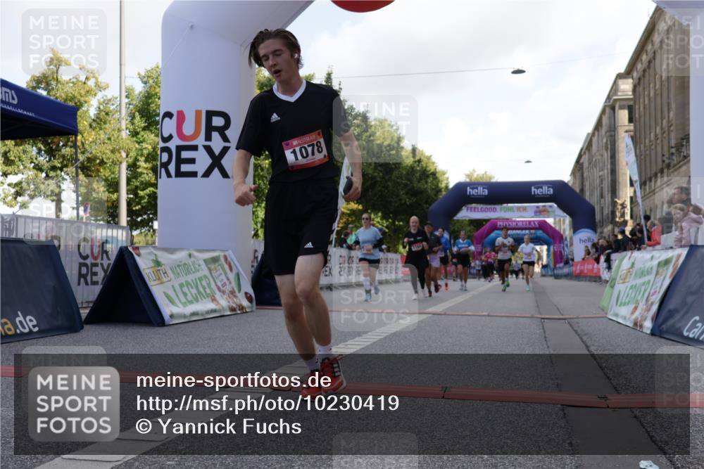 06.09.2026 - CURREX Alsterlauf Yannick Fuchs http://msf.ph/oto/10230419 06.09.2026 11:54:24 Ziel 1078, 1086, 1104, 1151, 1166, 1167, 1322, 1332, 1339, 8239, 8240 meine-sportfotos.de