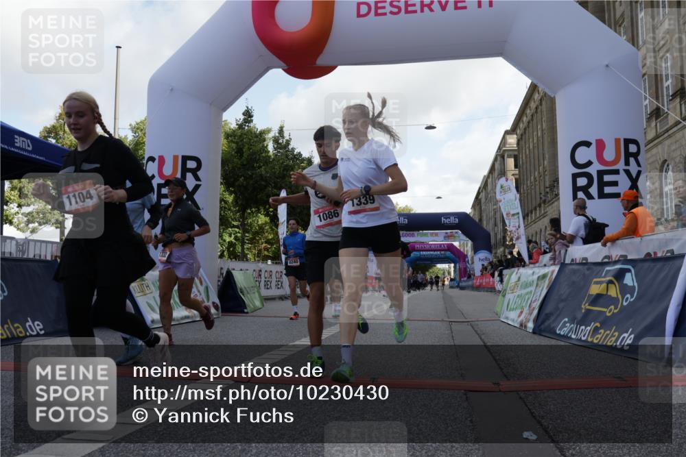 06.09.2026 - CURREX Alsterlauf Yannick Fuchs http://msf.ph/oto/10230430 06.09.2026 11:54:28 Ziel 1078, 1086, 1104, 1151, 1191, 1328, 1332, 1339, 8185, 8239, 8240 meine-sportfotos.de