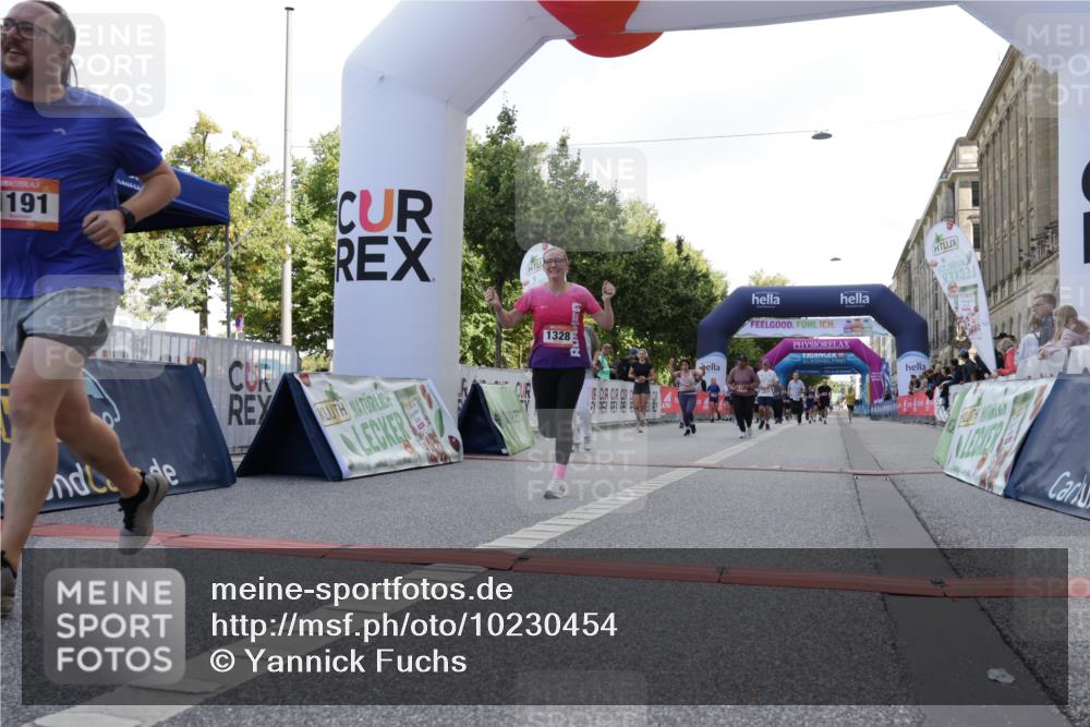 06.09.2026 - CURREX Alsterlauf Yannick Fuchs http://msf.ph/oto/10230454 06.09.2026 11:54:33 Ziel 1086, 1104, 1122, 1151, 1168, 1191, 1325, 1328, 1332, 1339, 8185, 8239, 8240 meine-sportfotos.de