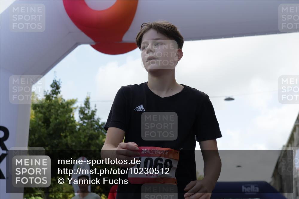 06.09.2026 - CURREX Alsterlauf Yannick Fuchs http://msf.ph/oto/10230512 06.09.2026 11:54:50 Ziel 1060, 1097, 1101, 1134, 1140, 1145, 1185, 1222, 1231, 1247, 1251, 1260, 1270, 1272, 1275, 1276, 1280 meine-sportfotos.de
