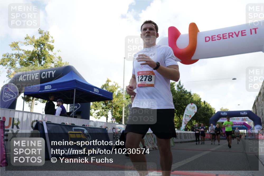 06.09.2026 - CURREX Alsterlauf Yannick Fuchs http://msf.ph/oto/10230574 06.09.2026 11:55:13 Ziel 1073, 1141, 1147, 1170, 1183, 1196, 1243, 1273, 1278, 1307, 1338, 1341, 8344 meine-sportfotos.de