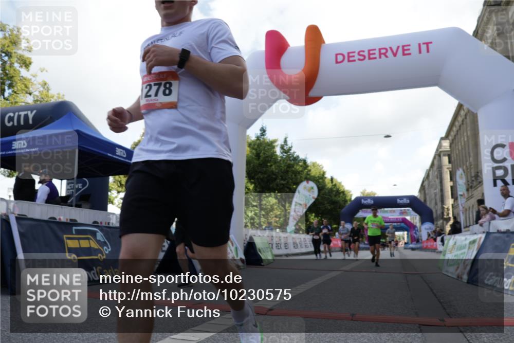 06.09.2026 - CURREX Alsterlauf Yannick Fuchs http://msf.ph/oto/10230575 06.09.2026 11:55:13 Ziel 1073, 1141, 1147, 1170, 1183, 1196, 1243, 1273, 1278, 1307, 1338, 1341, 8344 meine-sportfotos.de