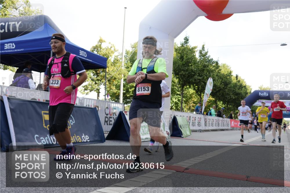 06.09.2026 - CURREX Alsterlauf Yannick Fuchs http://msf.ph/oto/10230615 06.09.2026 11:55:28 Ziel 1030, 1033, 1071, 1233, 1337, 8136 meine-sportfotos.de