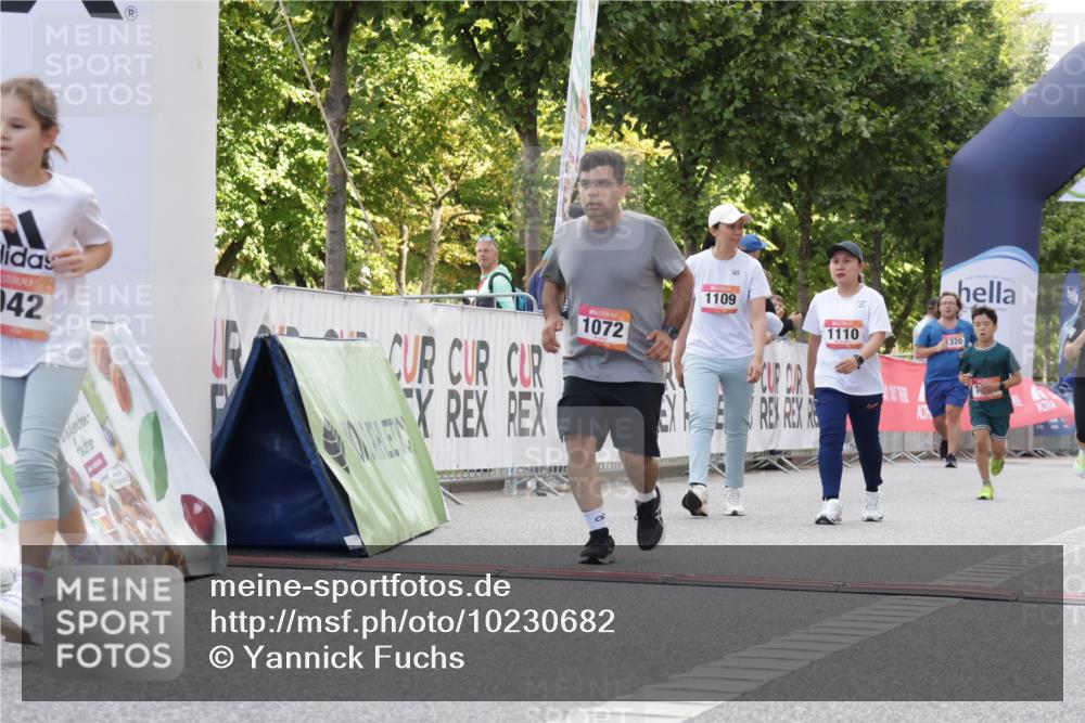 06.09.2026 - CURREX Alsterlauf Yannick Fuchs http://msf.ph/oto/10230682 06.09.2026 11:55:57 Ziel 1072, 1109, 1110, 1149, 1299, 1344, 8042, 8103, 8251, 8346 meine-sportfotos.de