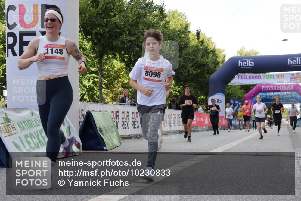 06.09.2026 - CURREX Alsterlauf Yannick Fuchs http://msf.ph/oto/10230833 06.09.2026 11:56:55 Ziel 1056, 1102, 1148, 1171, 1248, 1257, 1300, 1303, 1336, 6390, 8098, 8325 meine-sportfotos.de