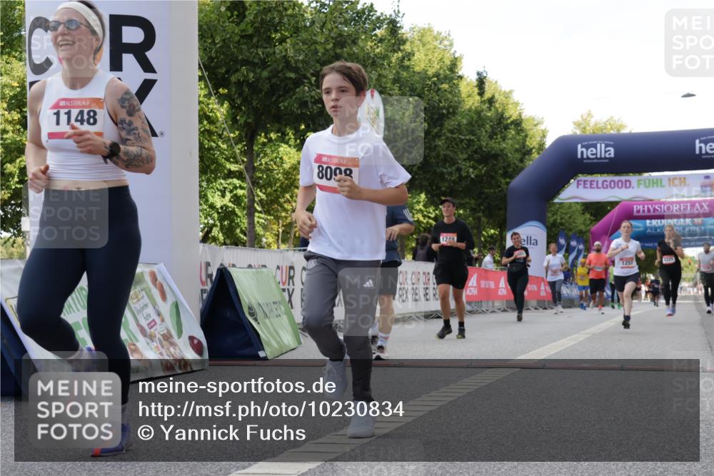 06.09.2026 - CURREX Alsterlauf Yannick Fuchs http://msf.ph/oto/10230834 06.09.2026 11:56:55 Ziel 1056, 1102, 1148, 1171, 1248, 1257, 1300, 1303, 1336, 6390, 8098, 8325 meine-sportfotos.de