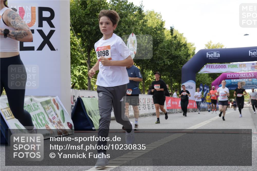 06.09.2026 - CURREX Alsterlauf Yannick Fuchs http://msf.ph/oto/10230835 06.09.2026 11:56:55 Ziel 1056, 1102, 1148, 1171, 1248, 1257, 1300, 1303, 1336, 6390, 8098, 8325 meine-sportfotos.de