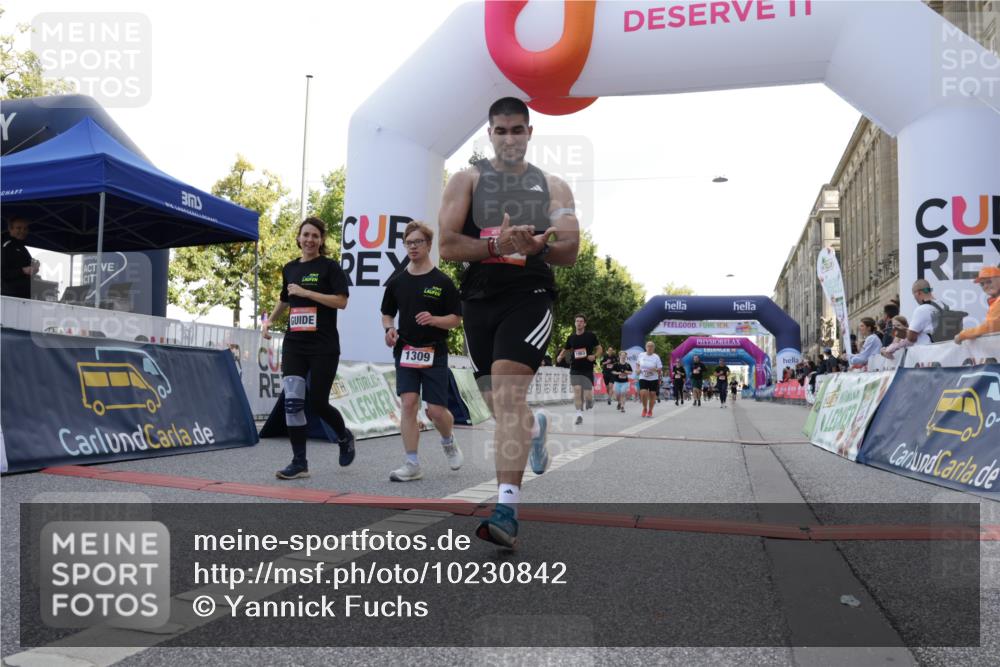 06.09.2026 - CURREX Alsterlauf Yannick Fuchs http://msf.ph/oto/10230842 06.09.2026 11:54:09 Ziel 1063, 1098, 1209, 1232, 1249, 1267, 1308, 1309, 8245 meine-sportfotos.de