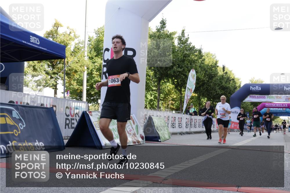 06.09.2026 - CURREX Alsterlauf Yannick Fuchs http://msf.ph/oto/10230845 06.09.2026 11:54:11 Ziel 1063, 1192, 1209, 1232, 1249, 1267, 1308, 1309, 1323, 8018, 8245 meine-sportfotos.de