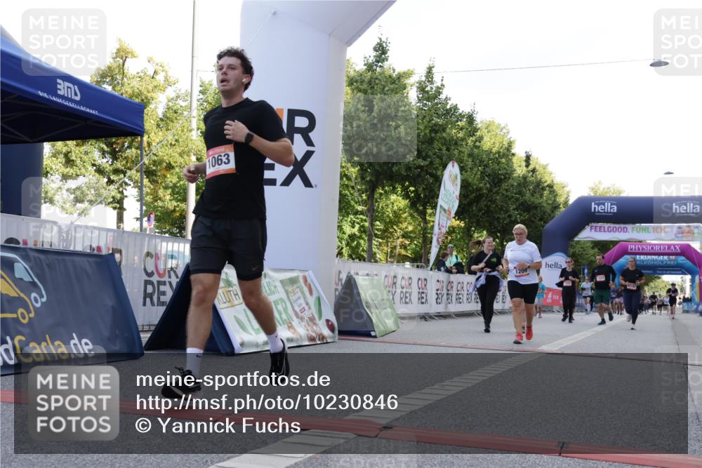 06.09.2026 - CURREX Alsterlauf Yannick Fuchs http://msf.ph/oto/10230846 06.09.2026 11:54:11 Ziel 1063, 1192, 1209, 1232, 1249, 1267, 1308, 1309, 1323, 8018, 8245 meine-sportfotos.de